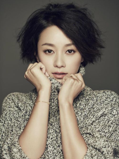 马伊琍（Ma Yili），1976年6月29日出生于上海市虹口区，祖籍江苏省南通市如东县，中国内地女演员，毕业于上海戏剧学院1994级表演系本科班。
1996年，凭借电视剧《真空爱情记录》出道。2003年，出演古装剧《还珠格格第三部》。2007年，出演电视剧《奋斗》。2008年，凭借电影《江北好人》获得第9届中国长春电影节最佳女主角奖。2015年，主演电视剧《北上广不相信眼泪》。2017年，主演电视剧《中国式关系》。2018年，出演都市情感剧《我的前半生》；同年，出演历史片《那些女人》；同年，主演的剧情电影《找到你》上映。2019年，主演《旗袍美探》。11月，主演由薛晓路执导的职场现实题材剧《在不安的世界安静地活》。